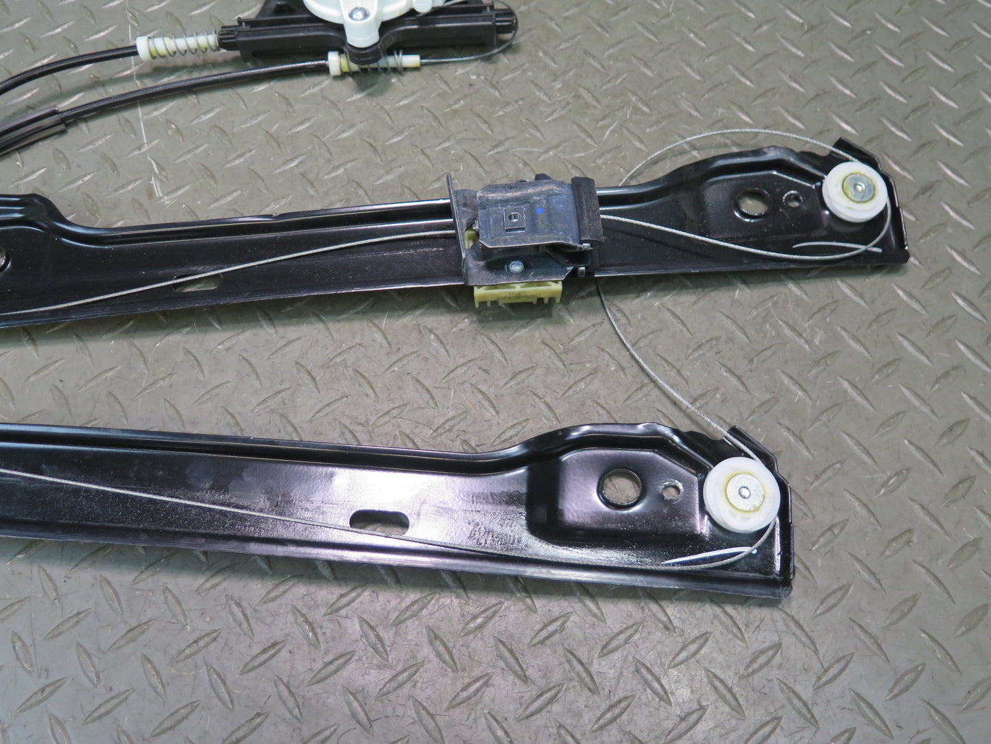 2017-2019 Mercedes X166 GLS450 Front Right Side Door Window Regulator W/ Motor