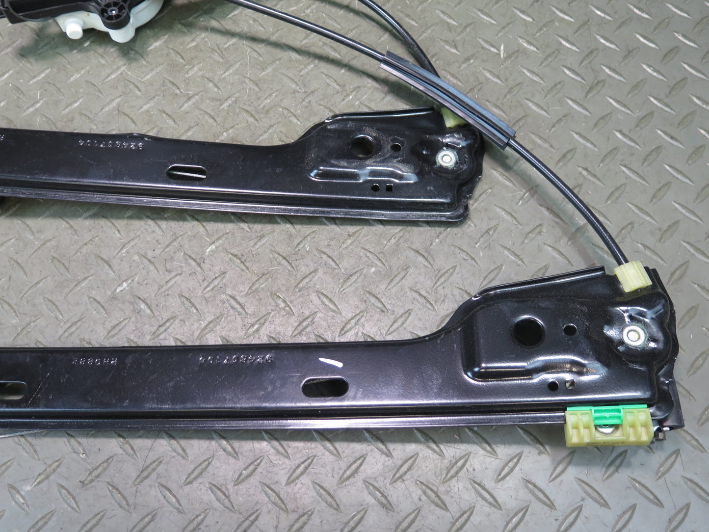 2017-2019 Mercedes X166 GLS450 Front Right Side Door Window Regulator W/ Motor