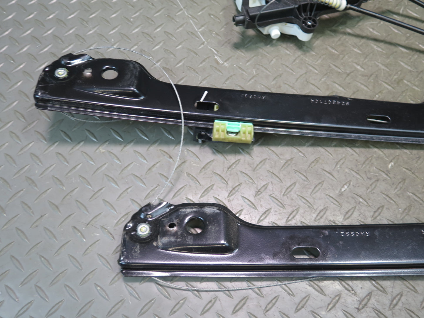 2017-2019 Mercedes X166 GLS450 Front Right Side Door Window Regulator W/ Motor