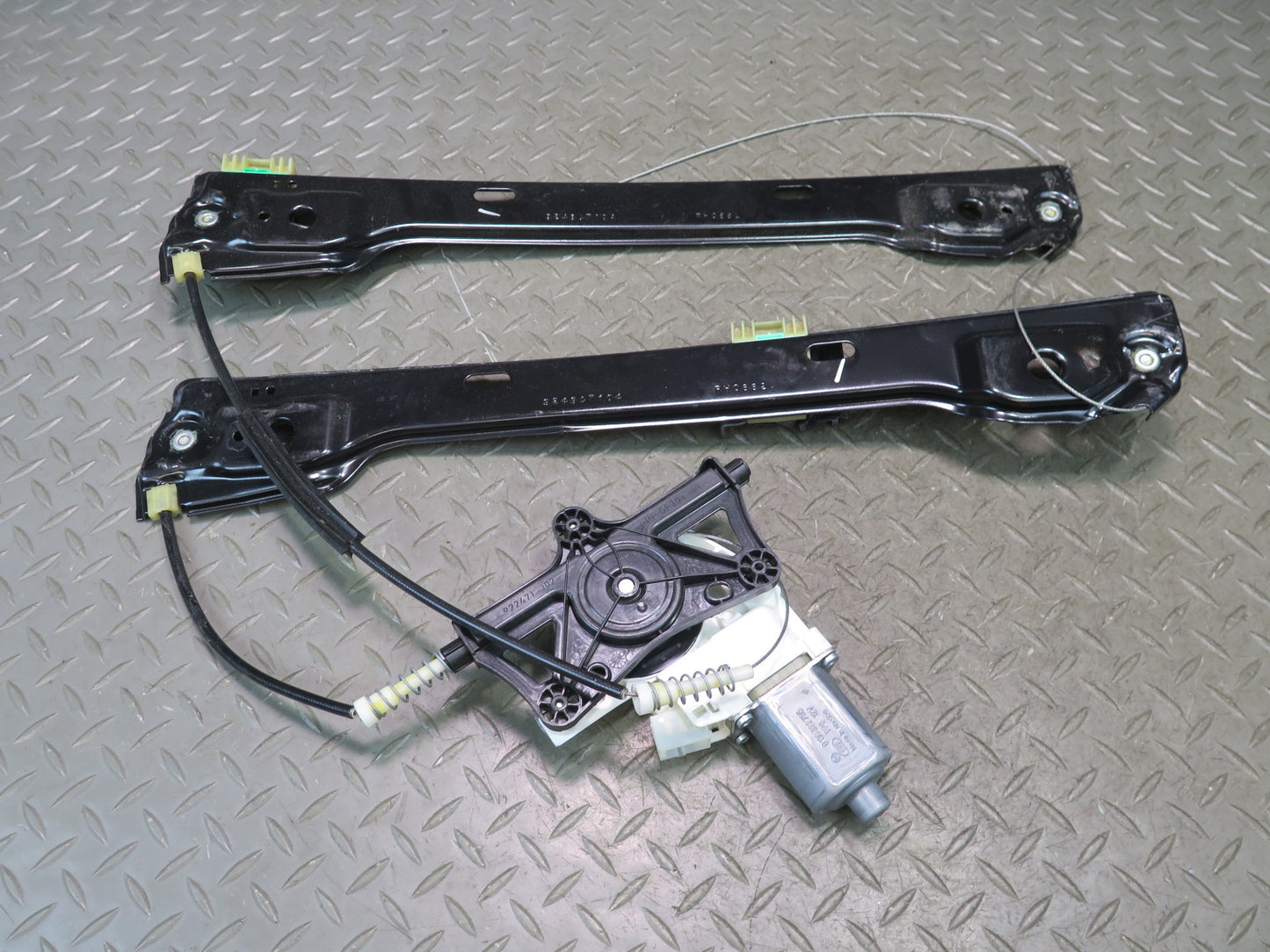 2017-2019 Mercedes X166 GLS450 Front Right Side Door Window Regulator W/ Motor