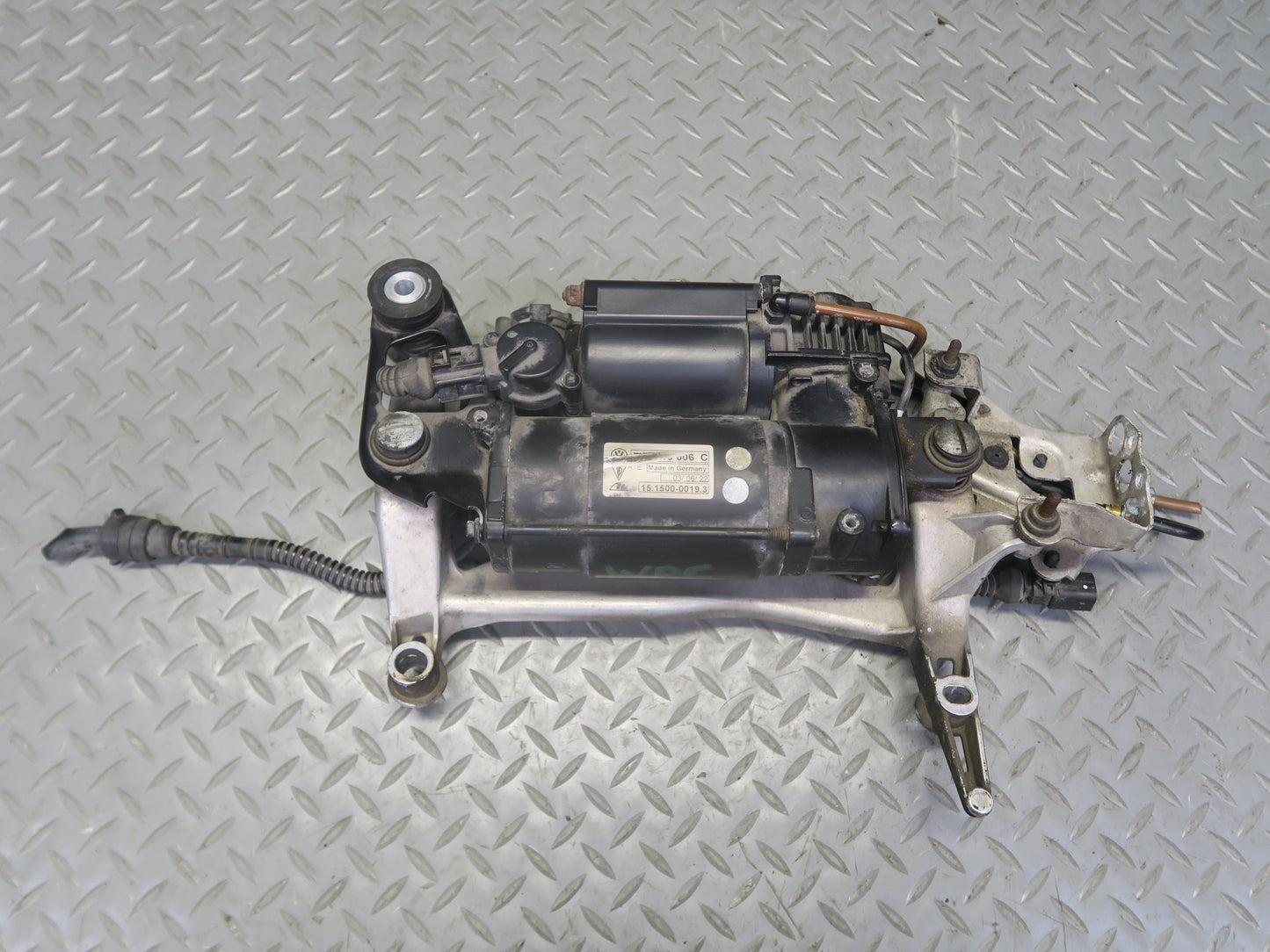 2003-2010 Porsche Cayenne 955 Air Suspension Compressor Pump 7L0616007