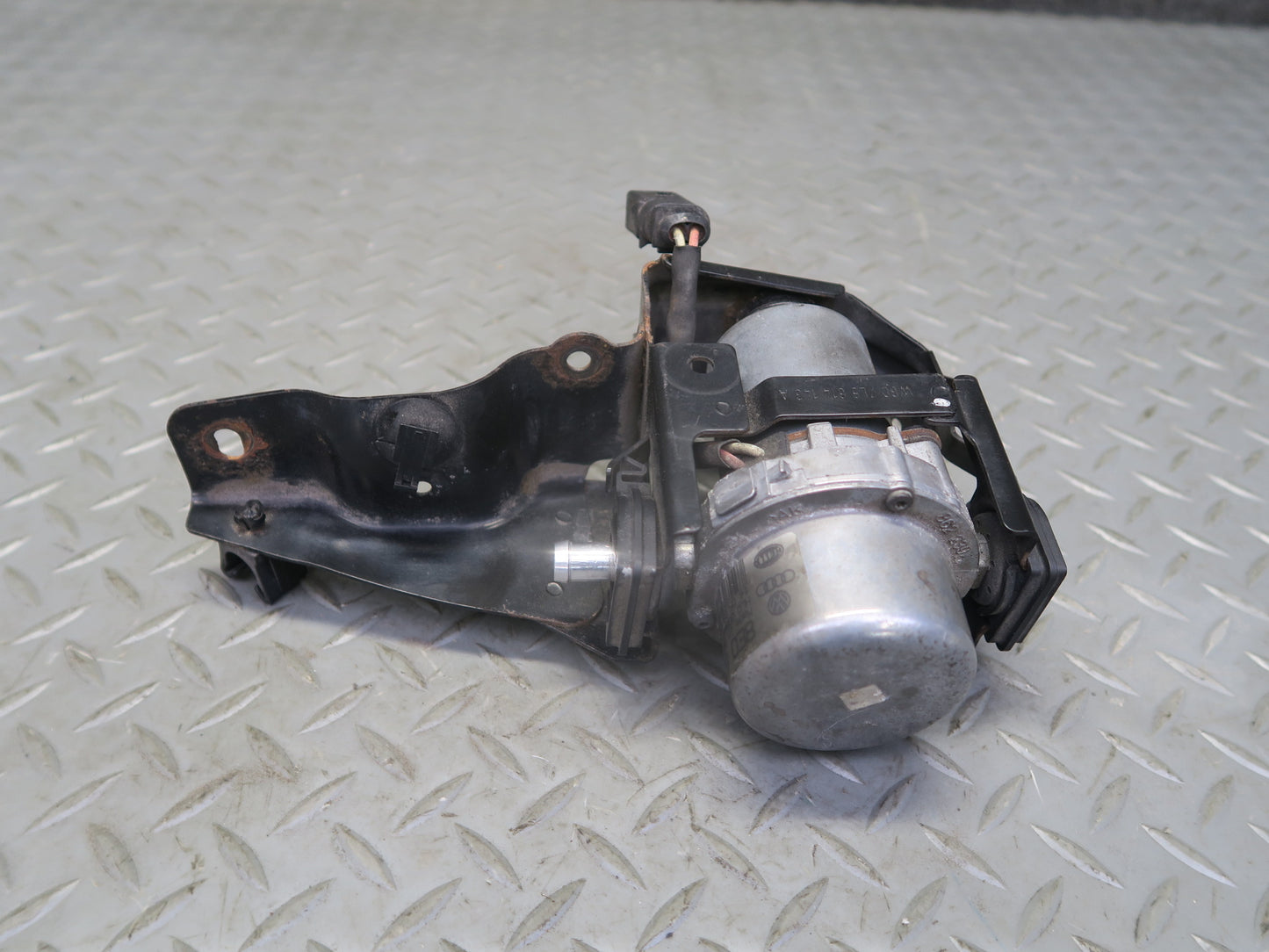 2003-2010 Porsche Cayenne 955 Brake Booster Vacuum Pump 8E0927317A