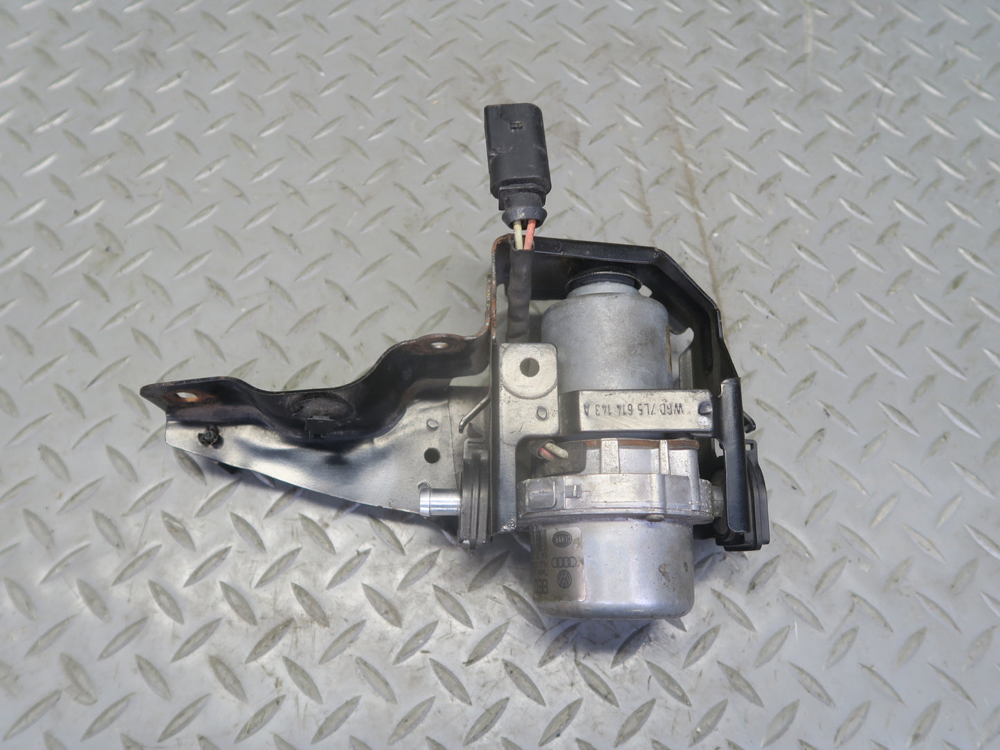 2003-2010 Porsche Cayenne 955 Brake Booster Vacuum Pump 8E0927317A