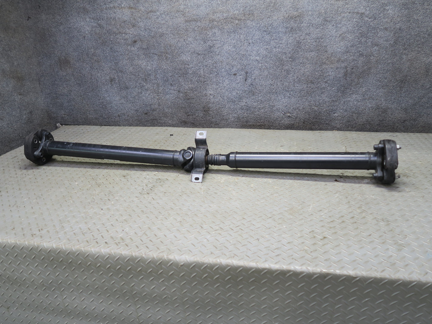 16-24 Chevrolet Camaro SS LT1 6.2L A/T Rear Drive Shaft Drievshaft 84307000 OEM