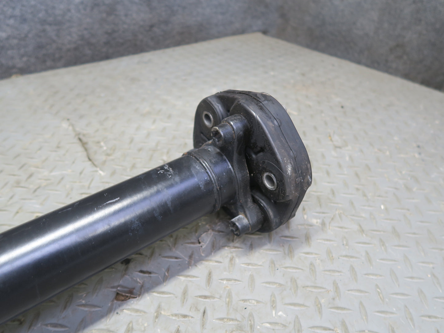 16-24 Chevrolet Camaro SS LT1 6.2L A/T Rear Drive Shaft Drievshaft 84307000 OEM