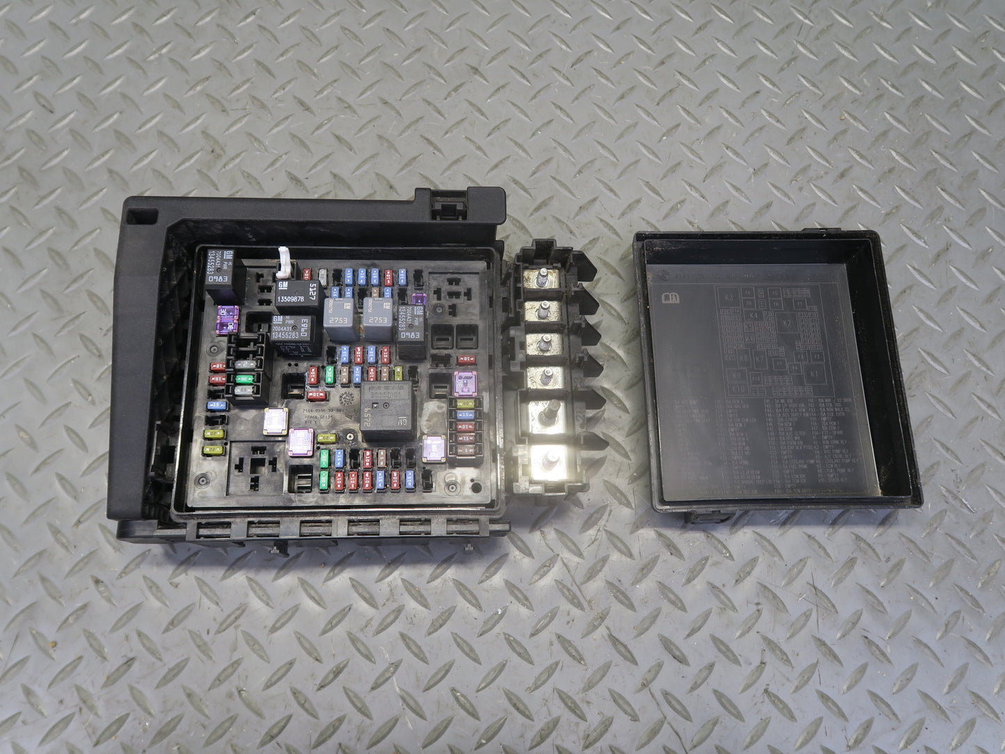 2018 Chevrolet Camaro SS 6.2L Convertible Engine Fuse Junction Relay Box OEM