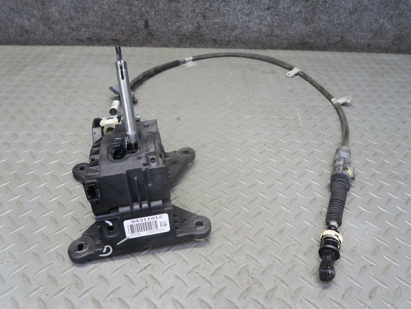 16-18 Chevrolet Camaro SS 6.2 RWD A/T Automatic Transmission Shifter w Cable OEM