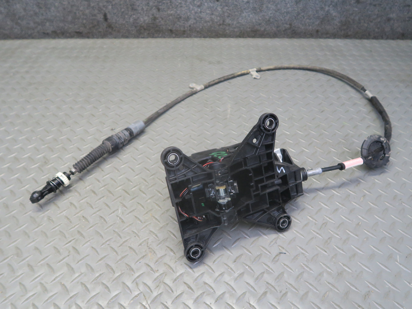 16-18 Chevrolet Camaro SS 6.2 RWD A/T Automatic Transmission Shifter w Cable OEM
