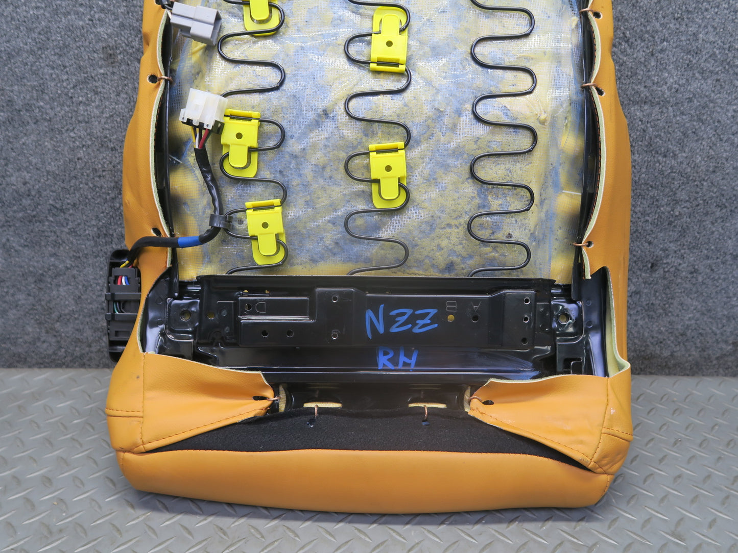 04-05 Nissan 350Z Z33 Convertible Front Right Seat Lower Leather Cushion 34K OEM