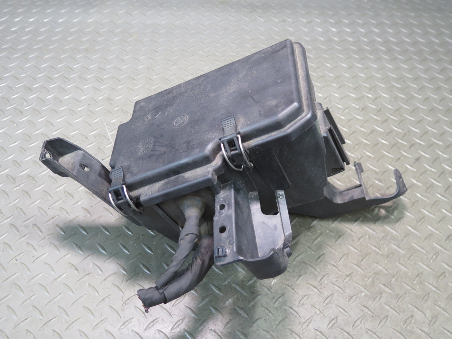2017-2019 Mercedes X166 GLS450 Engine Bay Junction Fuse Relay Box