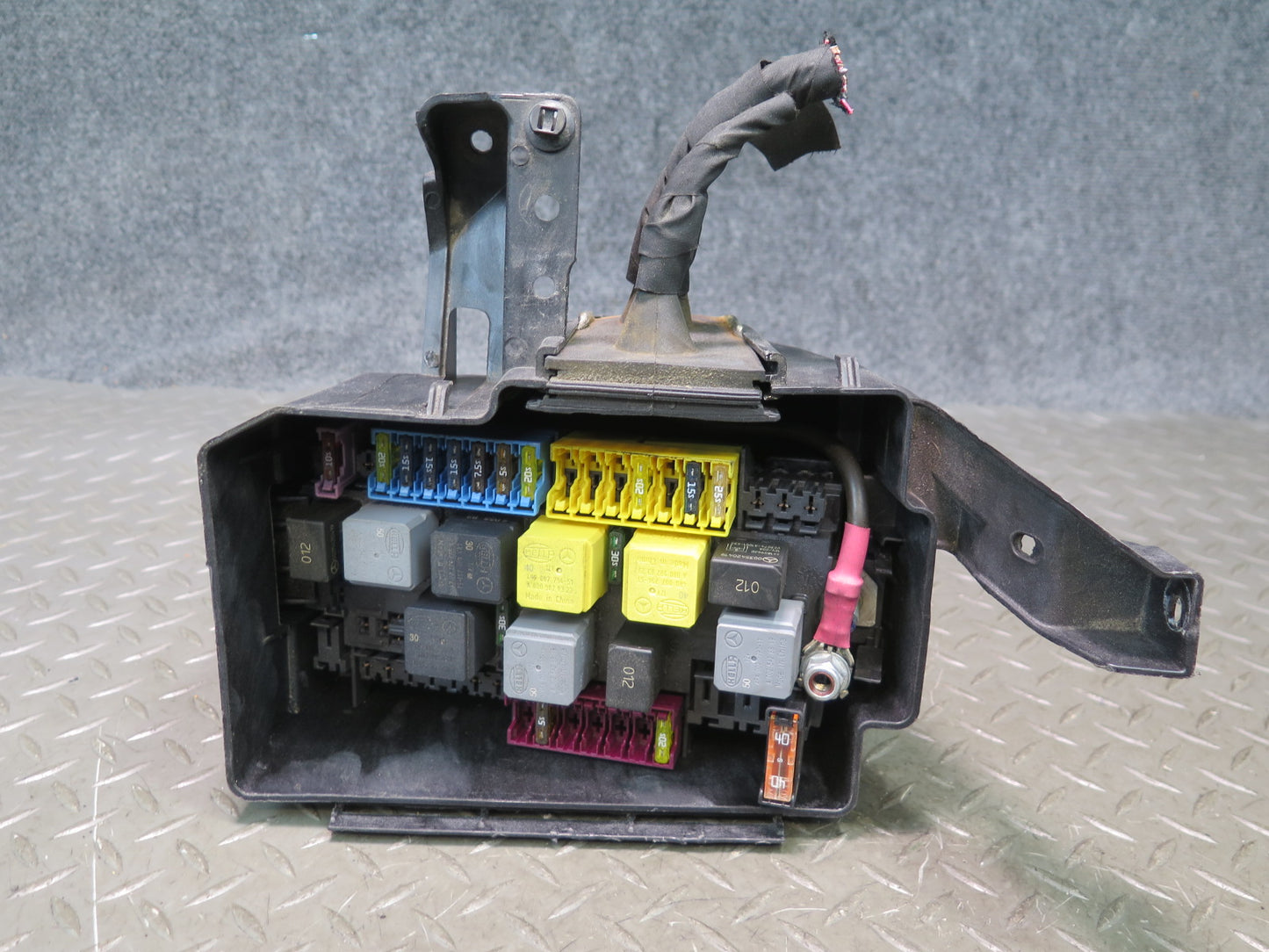 2017-2019 Mercedes X166 GLS450 Engine Bay Junction Fuse Relay Box
