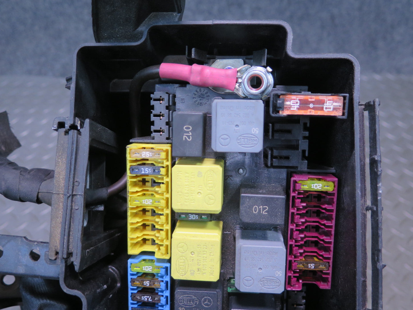 2017-2019 Mercedes X166 GLS450 Engine Bay Junction Fuse Relay Box
