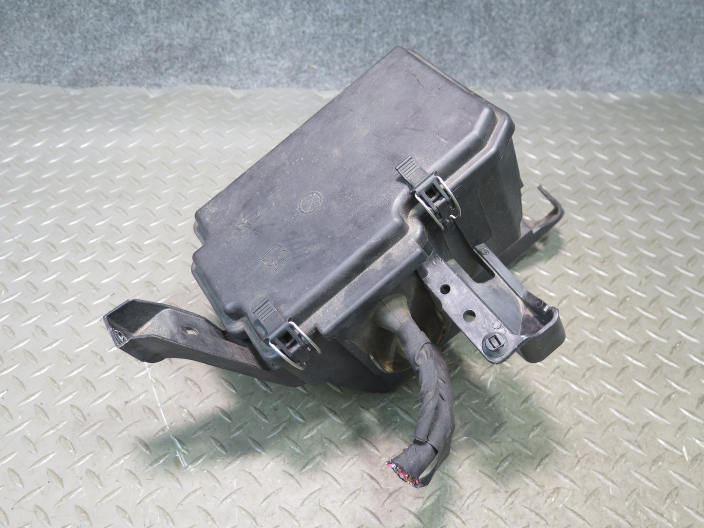 2017-2019 Mercedes X166 GLS450 Engine Bay Junction Fuse Relay Box