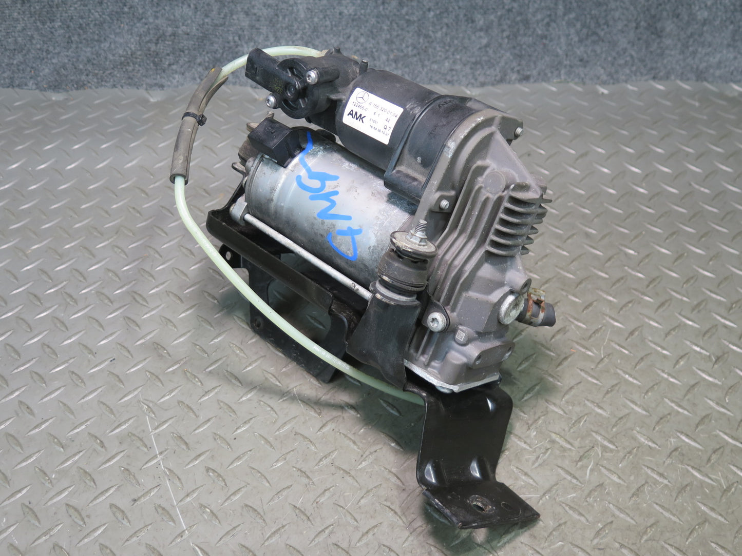 2012-2019 Mercedes X166 GL Gls-class Air Suspension Compressor Pump 1663200104