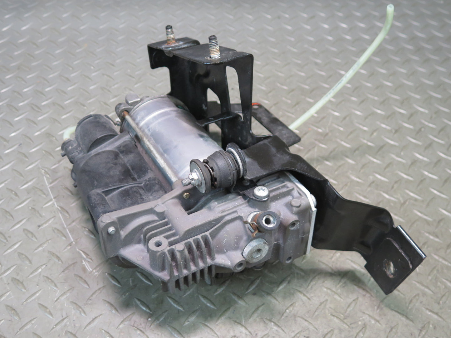 2012-2019 Mercedes X166 GL Gls-class Air Suspension Compressor Pump 1663200104