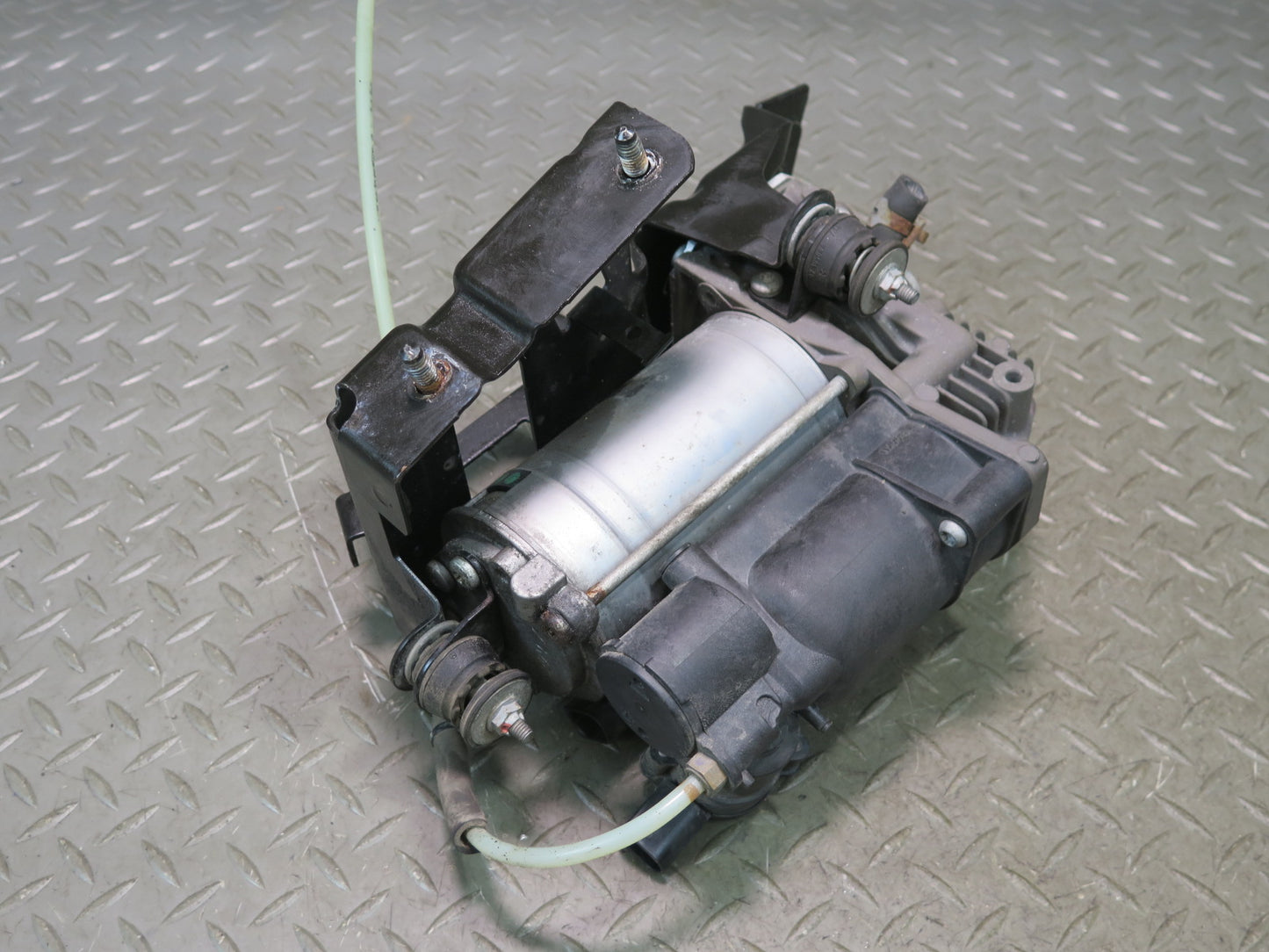 2012-2019 Mercedes X166 GL Gls-class Air Suspension Compressor Pump 1663200104