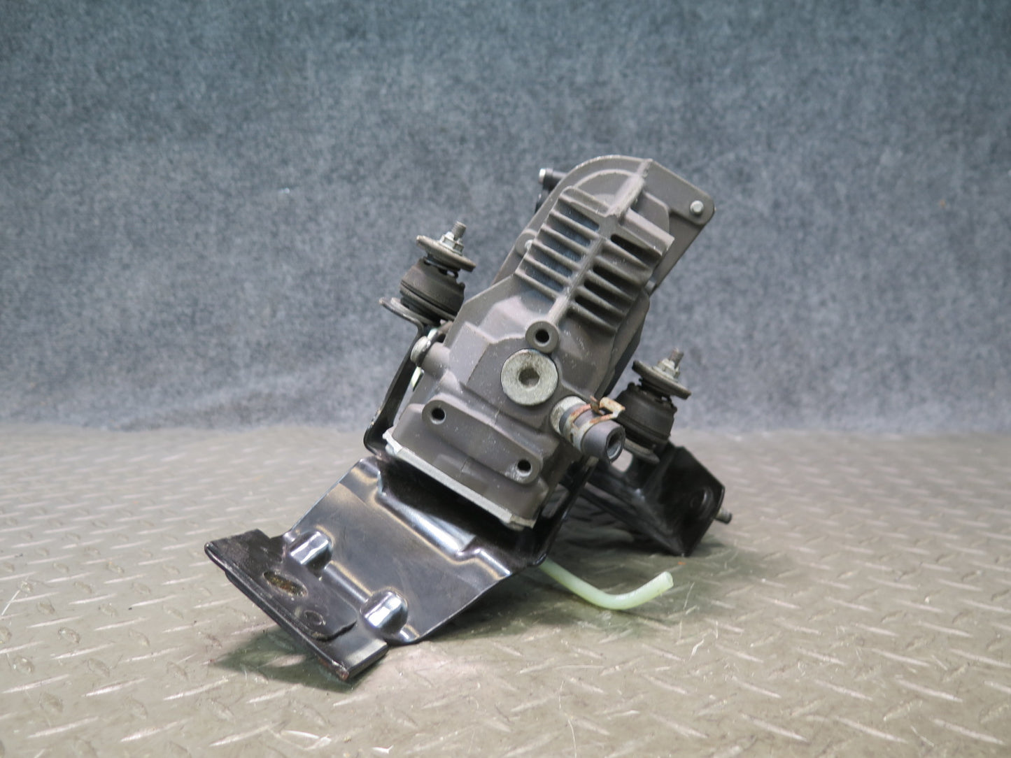 2012-2019 Mercedes X166 GL Gls-class Air Suspension Compressor Pump 1663200104