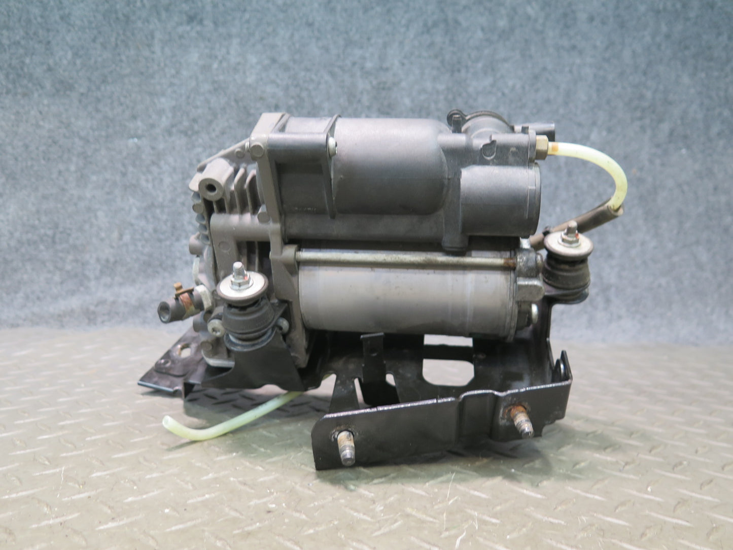 2012-2019 Mercedes X166 GL Gls-class Air Suspension Compressor Pump 1663200104