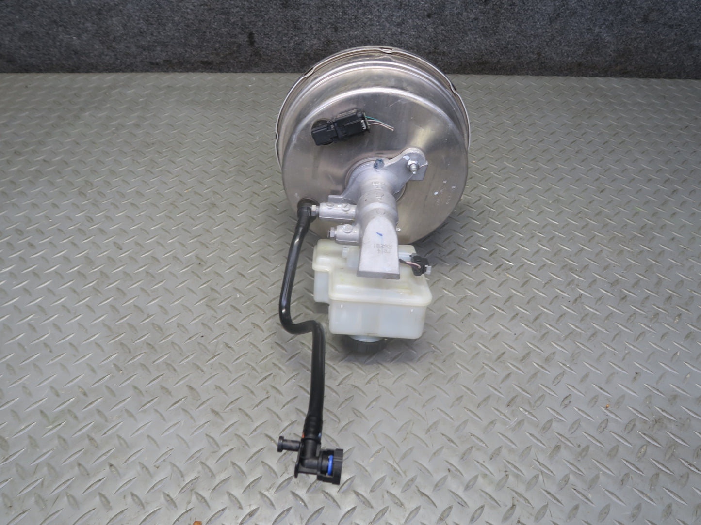 2017-2019 Mercedes X166 GLS450 Brake Master Cylinder Booster Fluid Reservoir