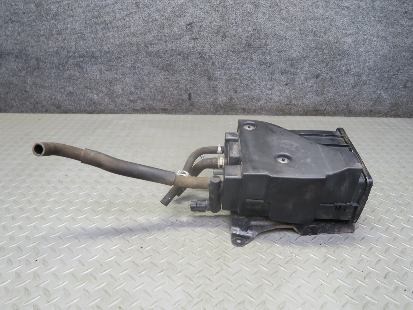 03-09 Nissan 350Z Z33 Fuel Evap Vapor Charcoal Canister 14950-AM600 OEM