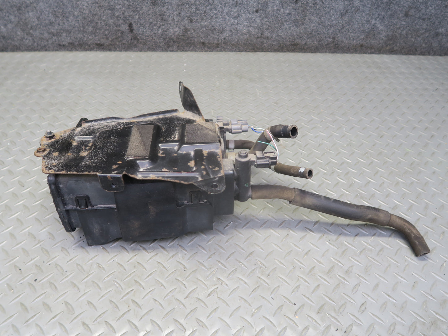 03-09 Nissan 350Z Z33 Fuel Evap Vapor Charcoal Canister 14950-AM600 OEM