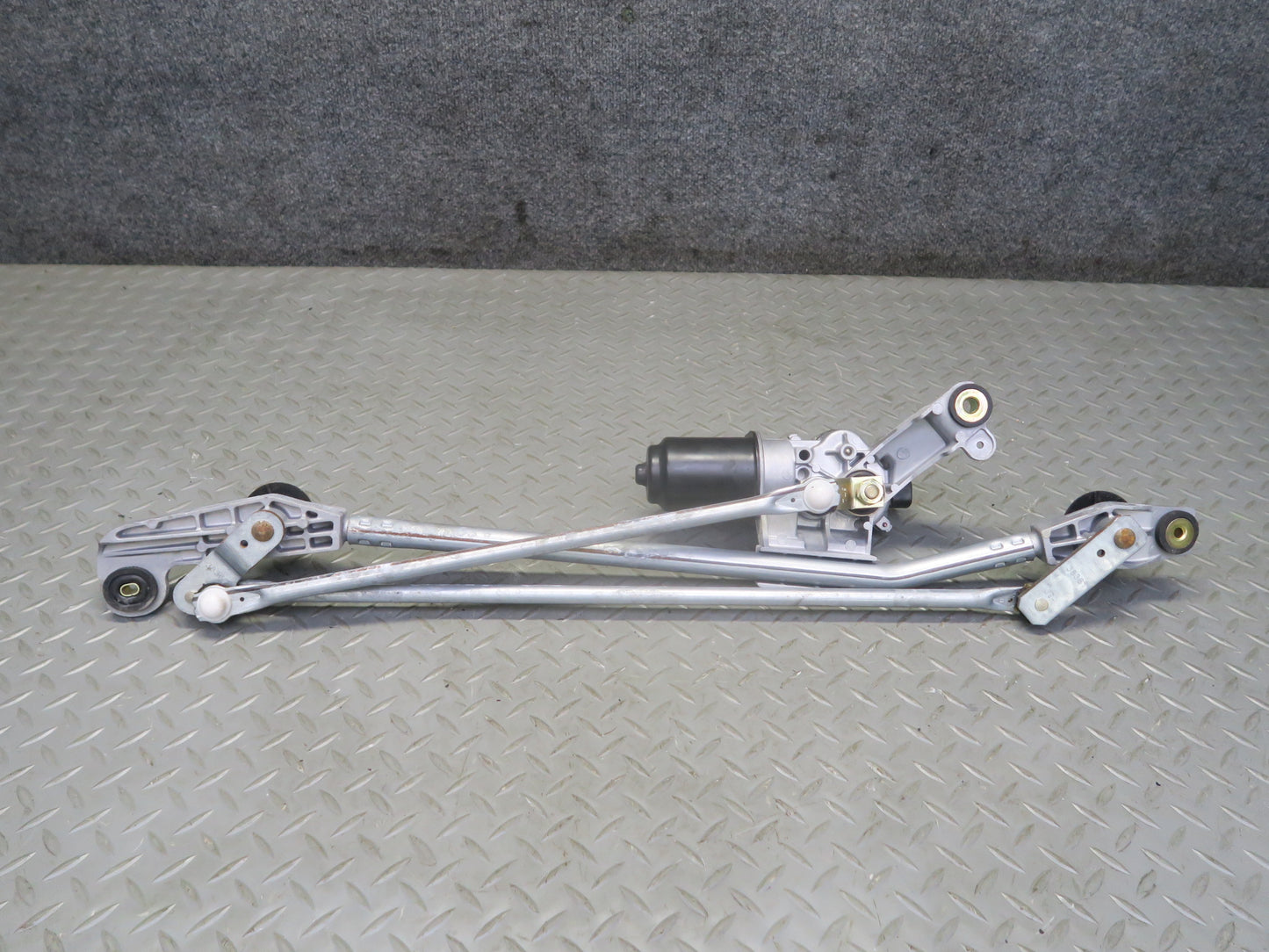 04-05 Nissan 350Z Z33 Convert Windshield Wiper Transmission Linkage w Motor OEM