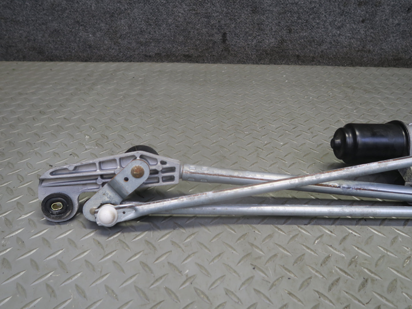 04-05 Nissan 350Z Z33 Convert Windshield Wiper Transmission Linkage w Motor OEM