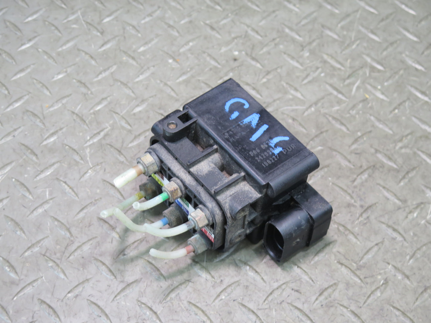 2012-2019 Mercedes X166 GL GLS Air Suspension Valve Block 2123200358