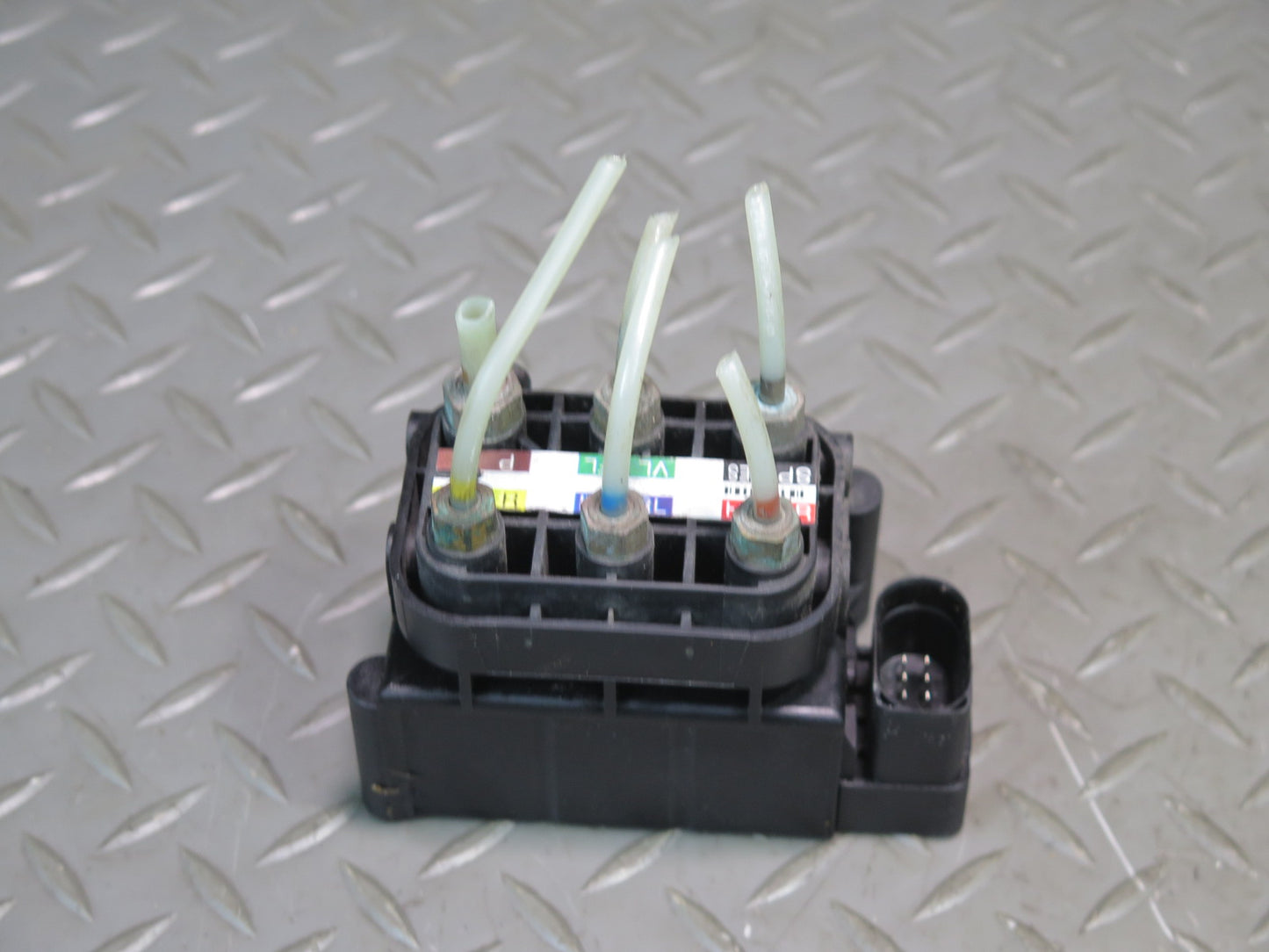 2012-2019 Mercedes X166 GL GLS Air Suspension Valve Block 2123200358