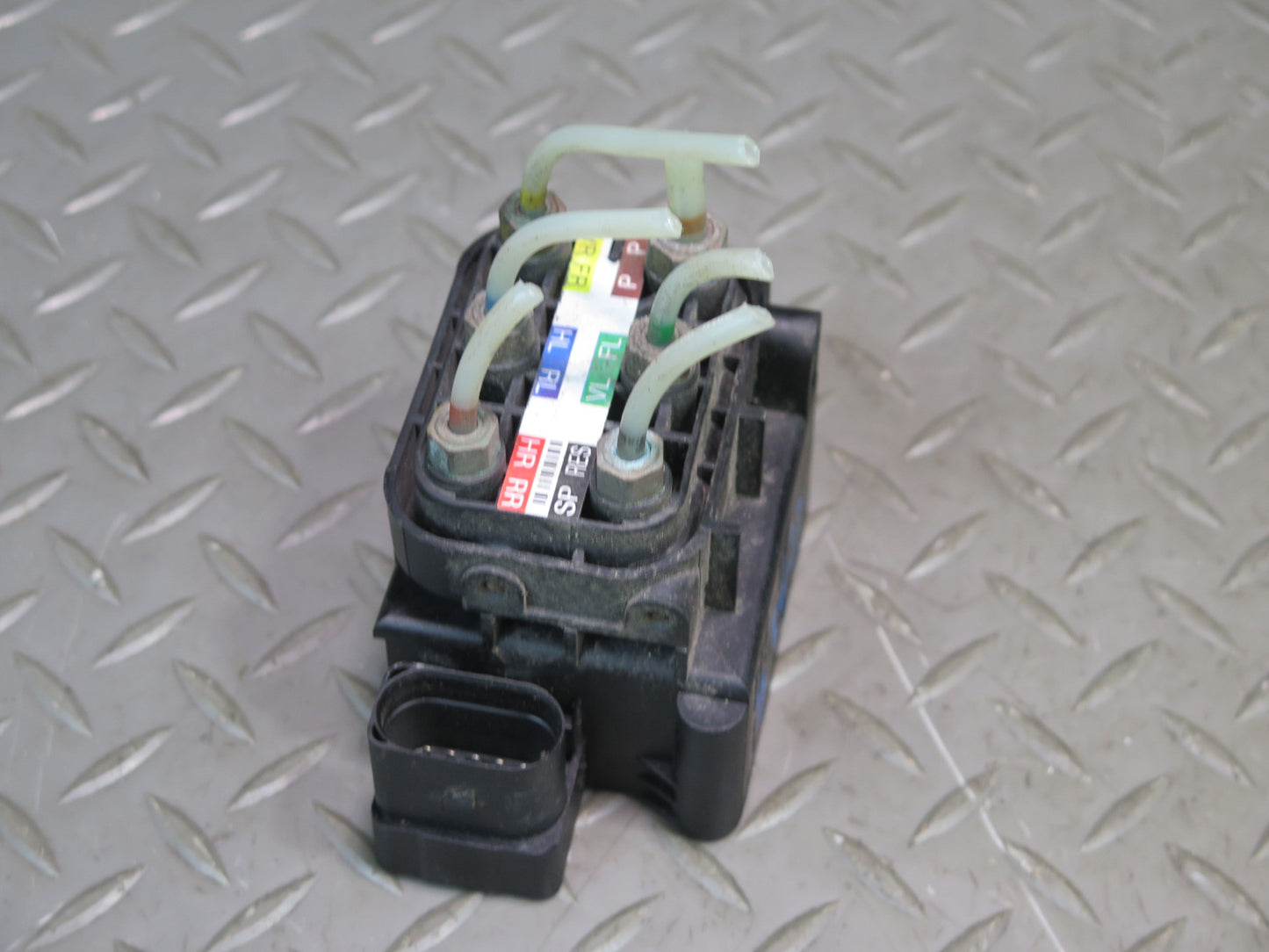 2012-2019 Mercedes X166 GL GLS Air Suspension Valve Block 2123200358