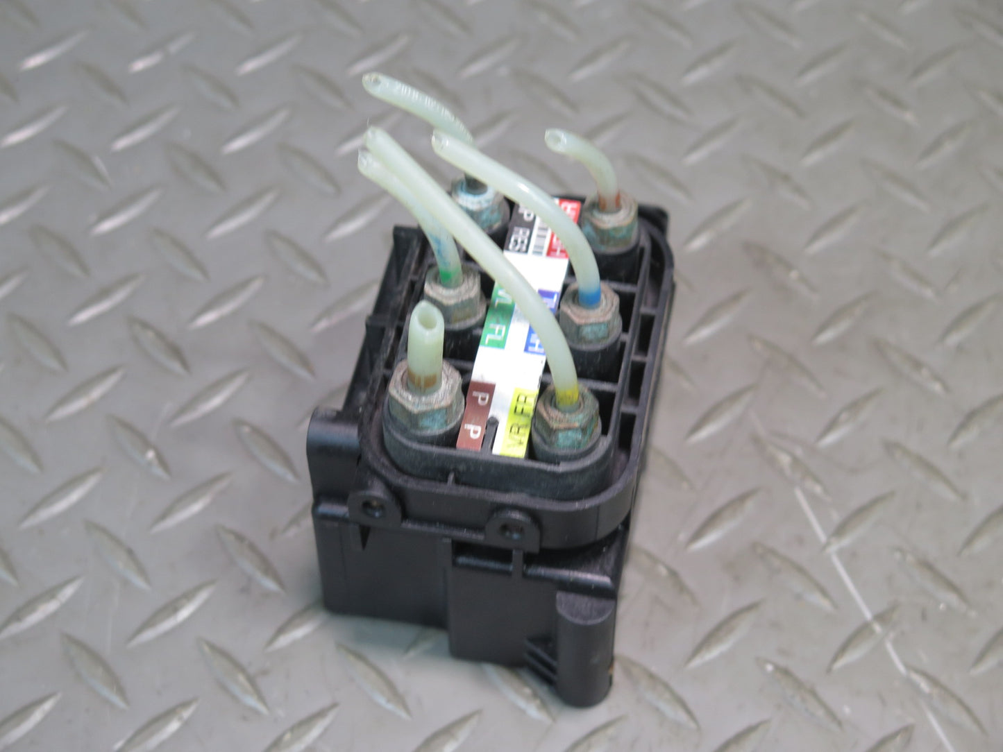 2012-2019 Mercedes X166 GL GLS Air Suspension Valve Block 2123200358