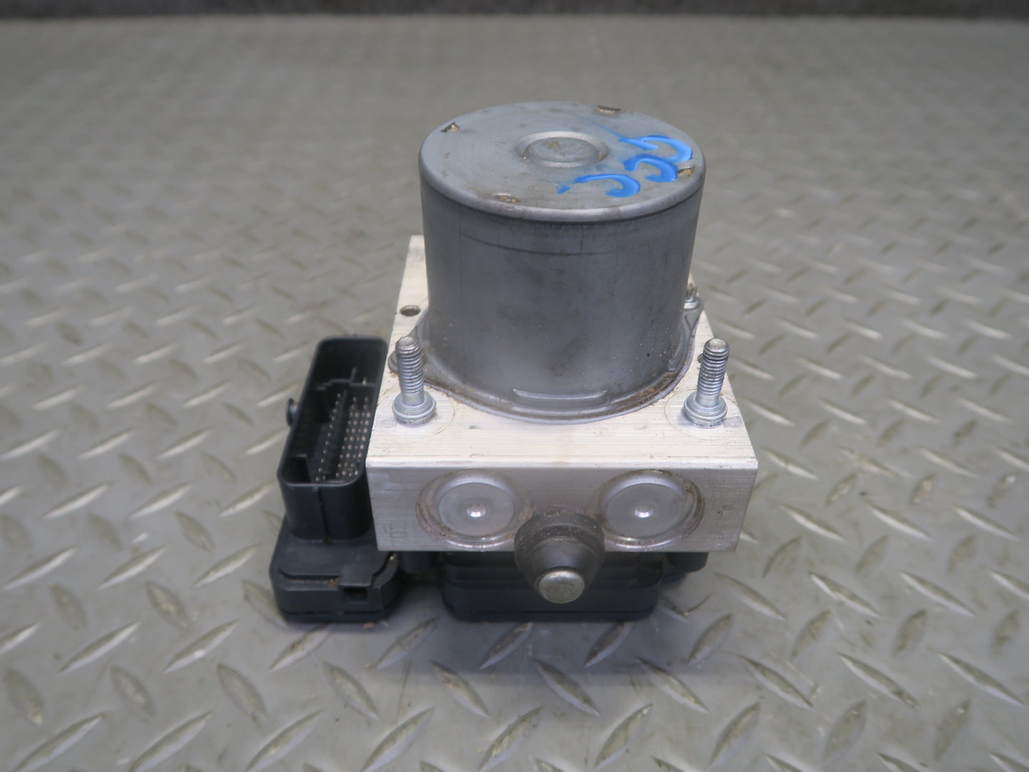 2018 Chevrolet Camaro SS Anti Lock Brake ABS Pump Module 84244636 OEM