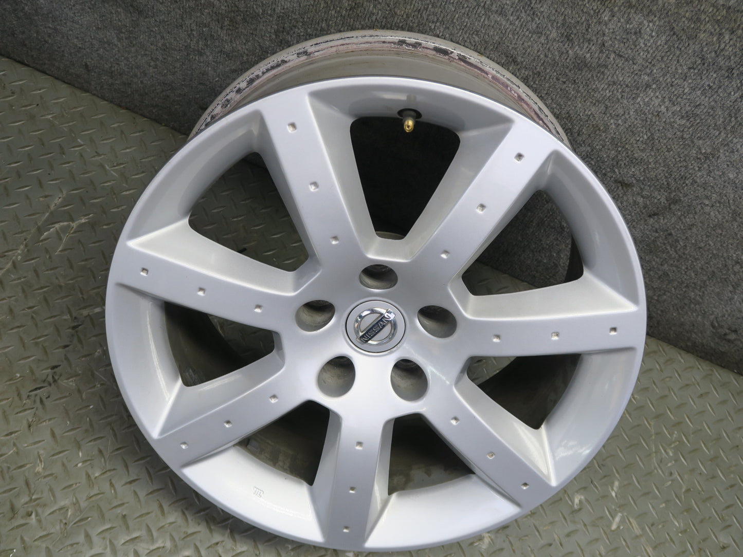 04-05 Nissan Z33 350Z Convert Factory Rear R17" Alloy Wheel Rim 17x8JJ ET33 OEM