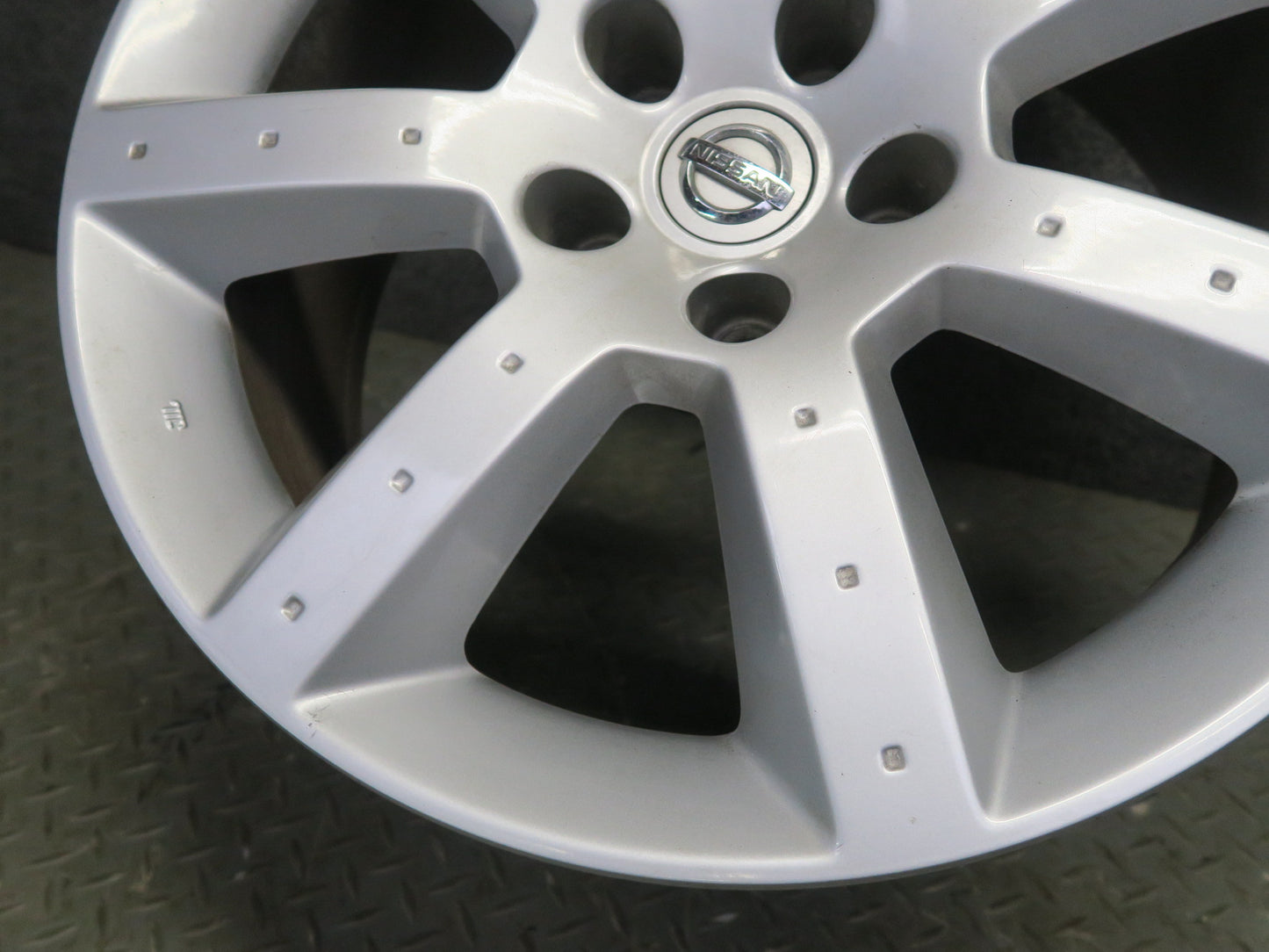 04-05 Nissan Z33 350Z Convert Factory Rear R17" Alloy Wheel Rim 17x8JJ ET33 OEM