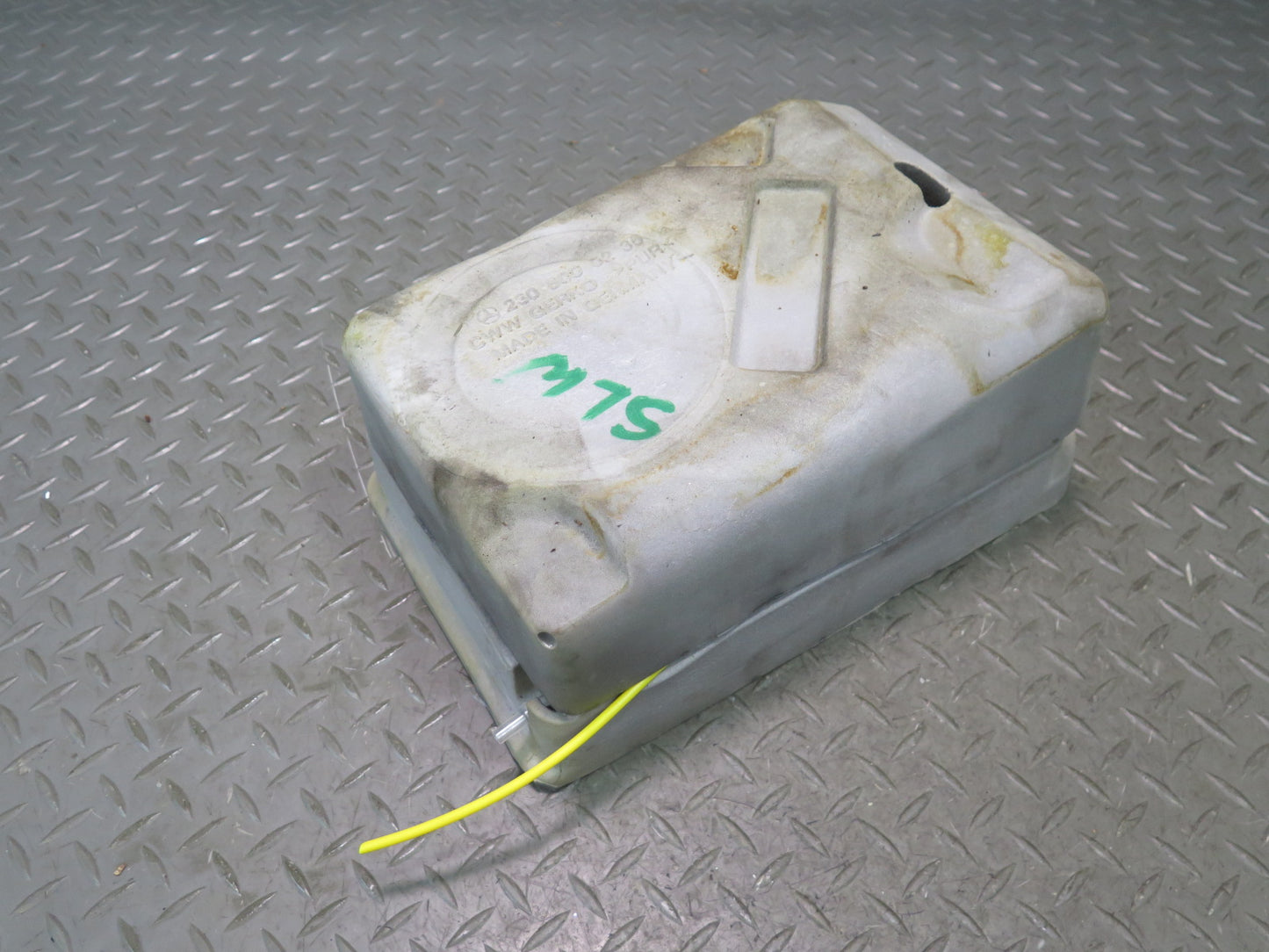 03-12 Mercedes R230 SL Central Lock Door Locking Vacuum Pump 2308000548 OEM