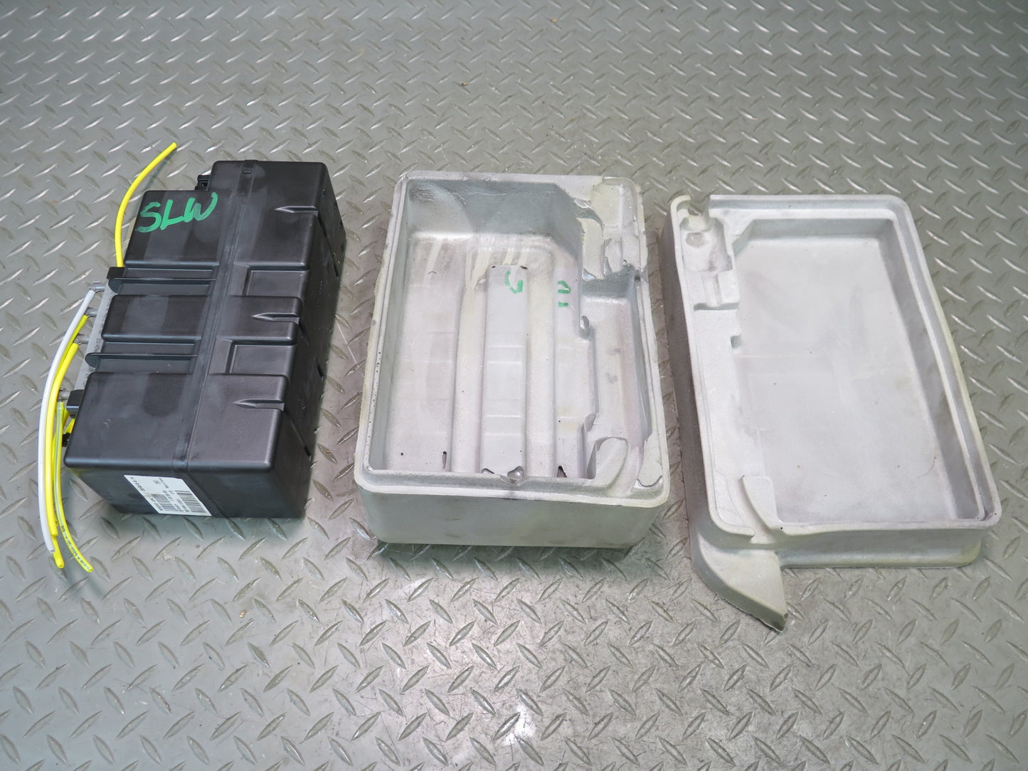03-12 Mercedes R230 SL Central Lock Door Locking Vacuum Pump 2308000548 OEM