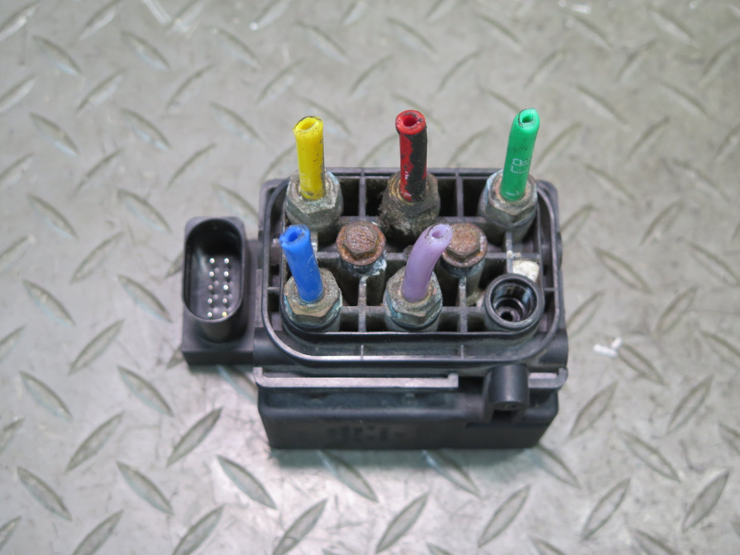 2003-2006 Porsche Cayenne 955 Air Suspension Control Valve Block
