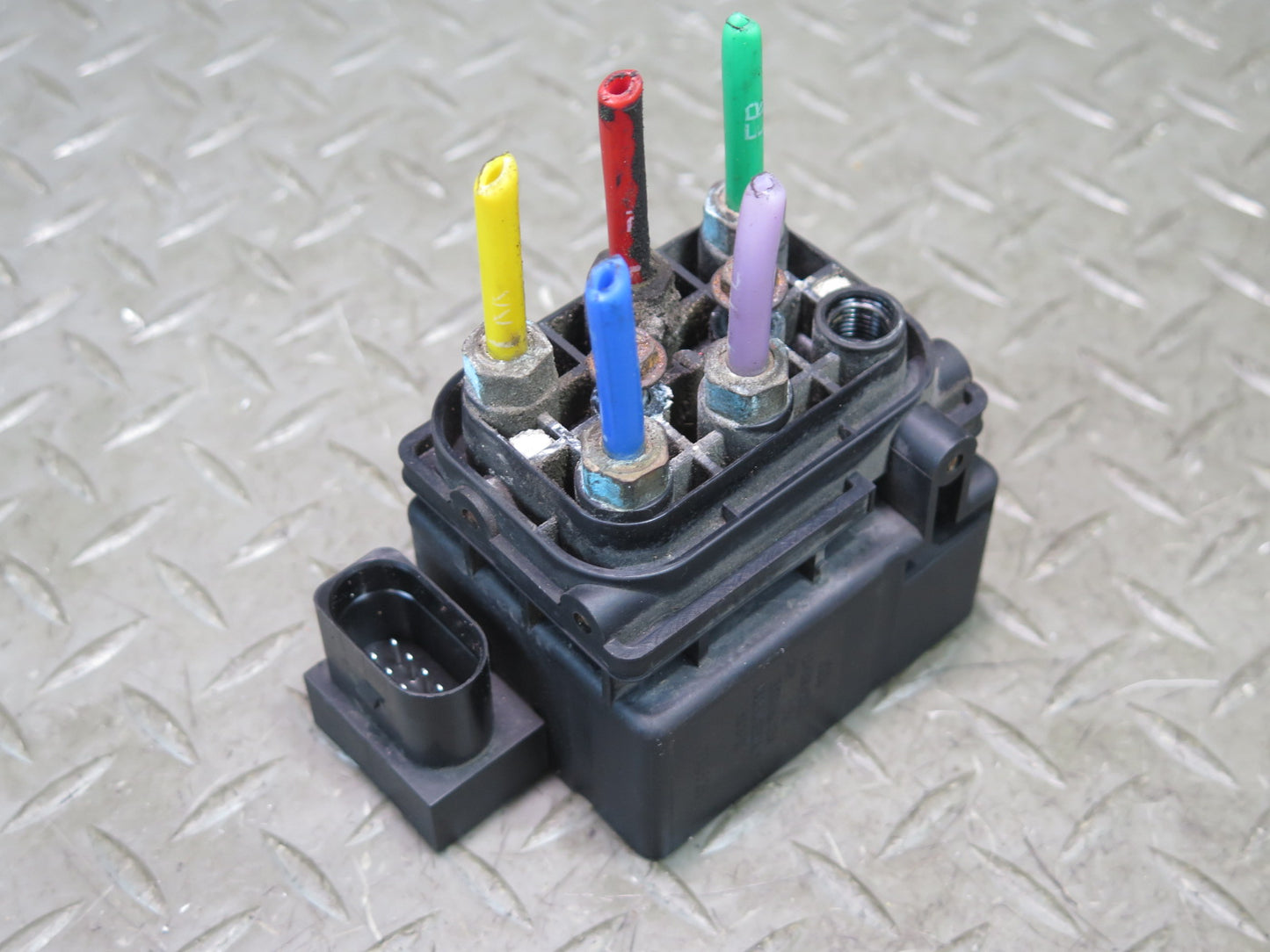 2003-2006 Porsche Cayenne 955 Air Suspension Control Valve Block