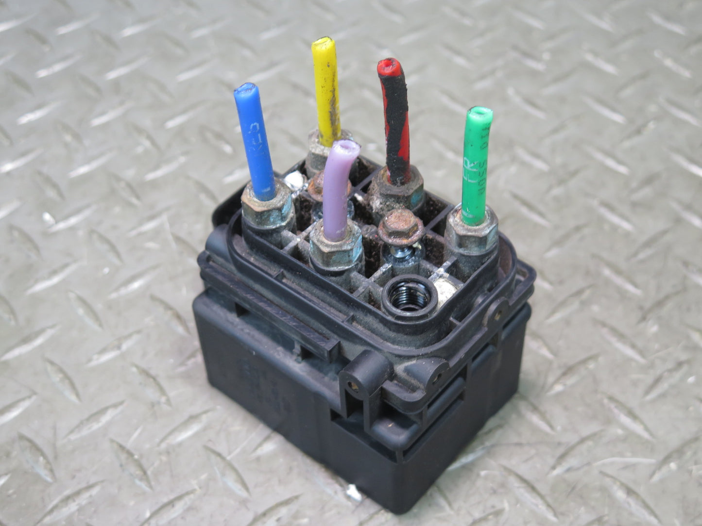 2003-2006 Porsche Cayenne 955 Air Suspension Control Valve Block