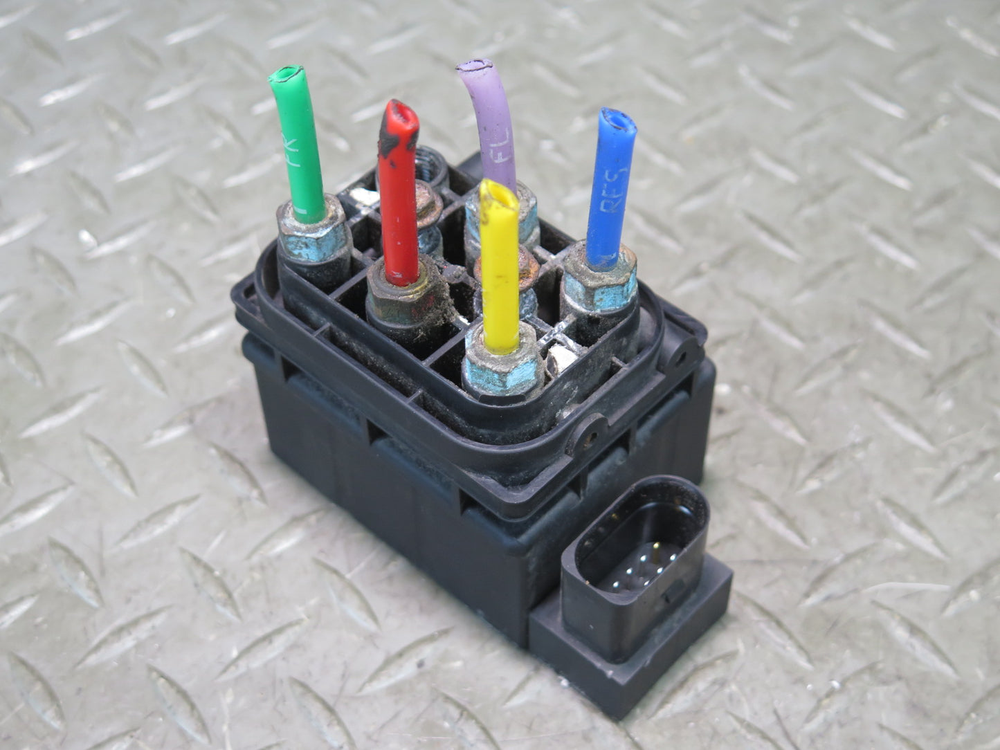 2003-2006 Porsche Cayenne 955 Air Suspension Control Valve Block