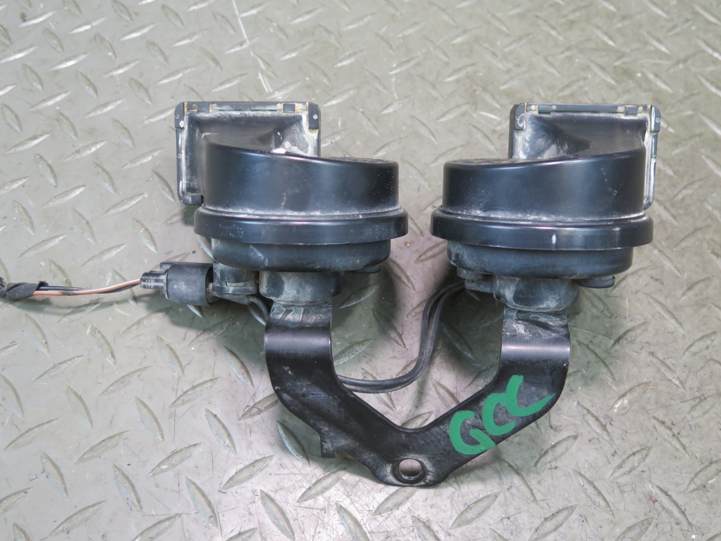 16-24 Chevrolet Camaro SS High & Low Tone Note Pitch Horn Signal Set OEM