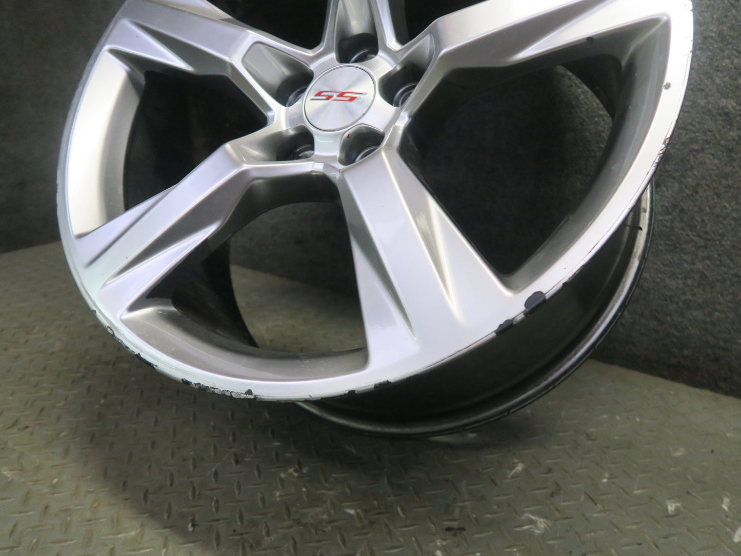 16-18 Chevrolet Camaro SS Rear Alloy R20 20" Wheel Rim 20x9.5JJ ET39 Silver OEM
