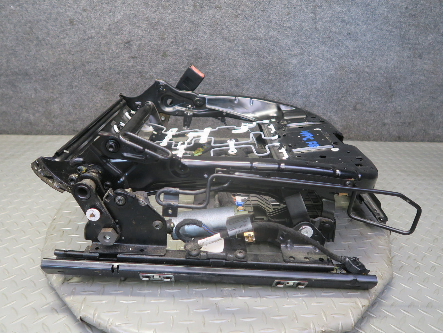 2003-2004 Porsche Cayenne 955 Front Right Seat Lower Frame Track w Motors