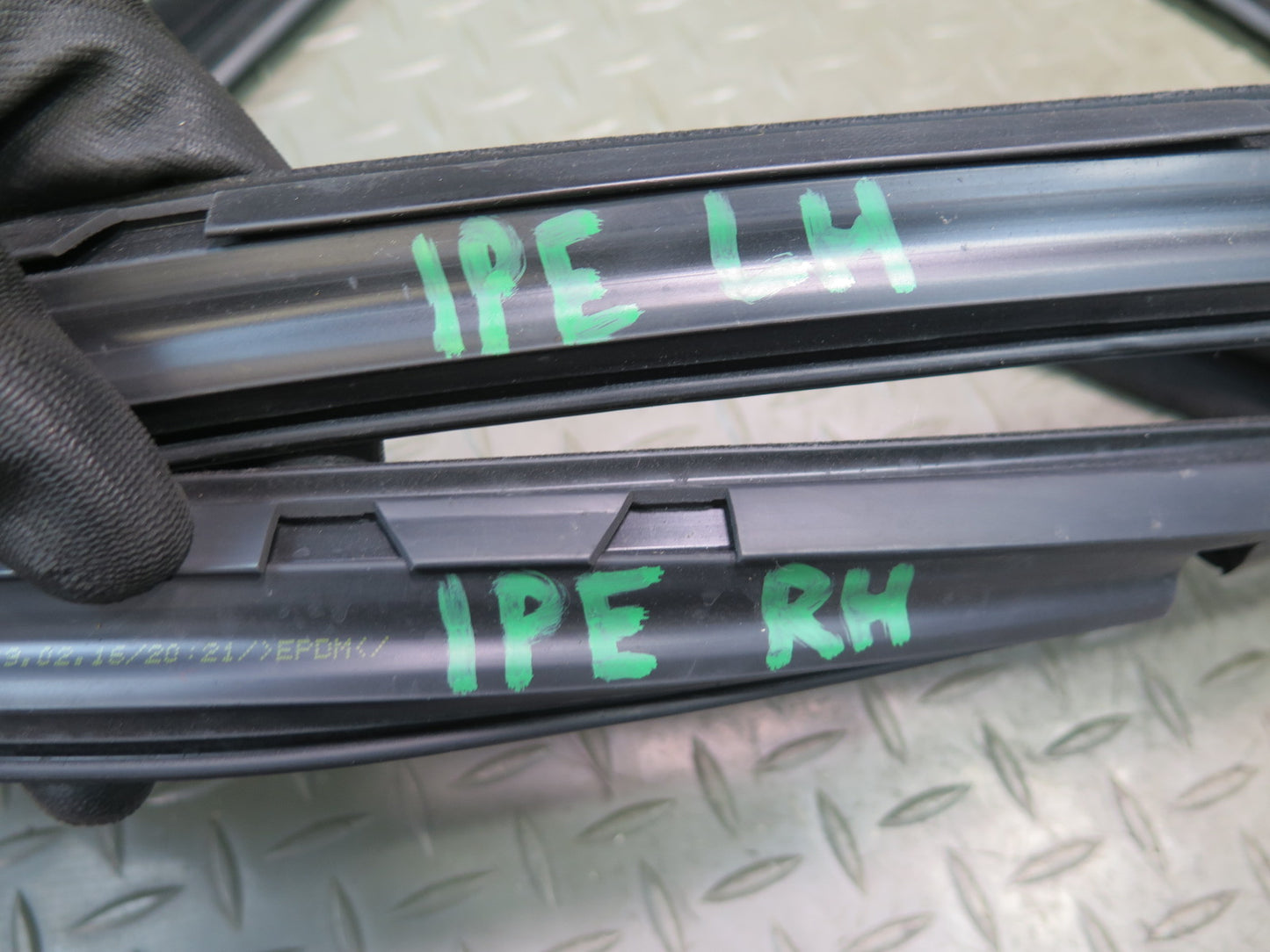 1984-1991 Porsche 928 S4 Left & Right Side Door Weatherstrip Seal
