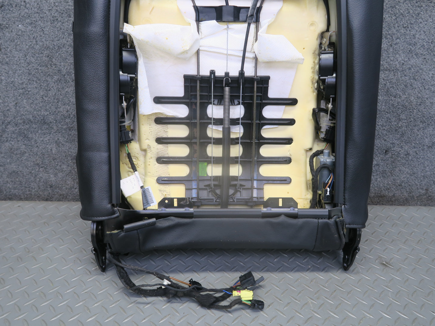2003-2006 Porsche Cayenne 955 Front Left Seat Backrest Upper Leather Cushion