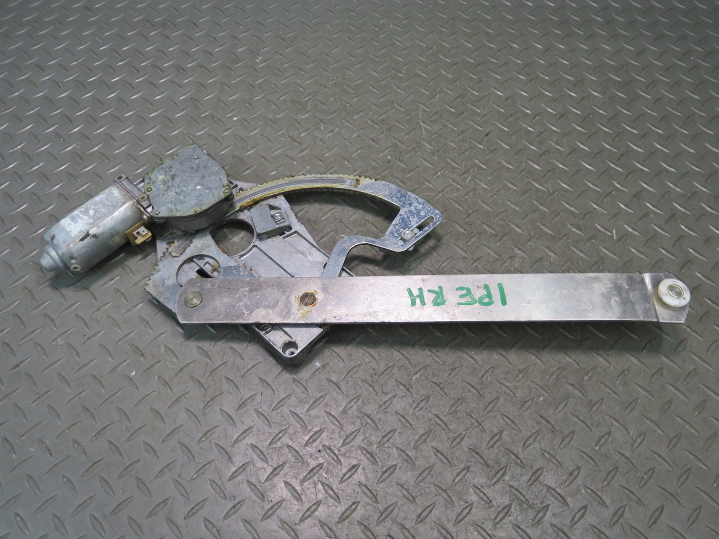 1984-1991 Porsche 928 Right Door Window Regulator w Motor