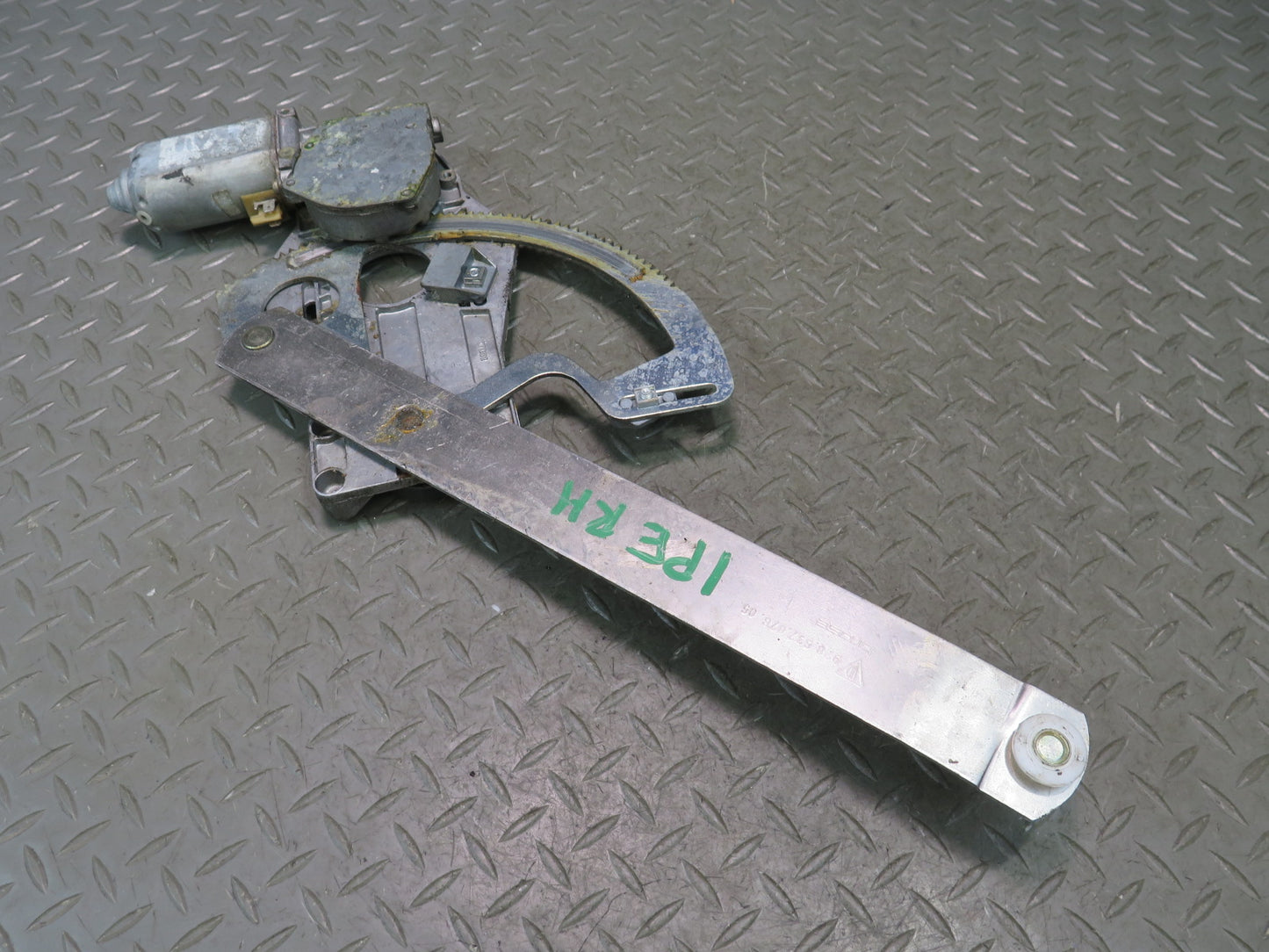 1984-1991 Porsche 928 Right Door Window Regulator w Motor