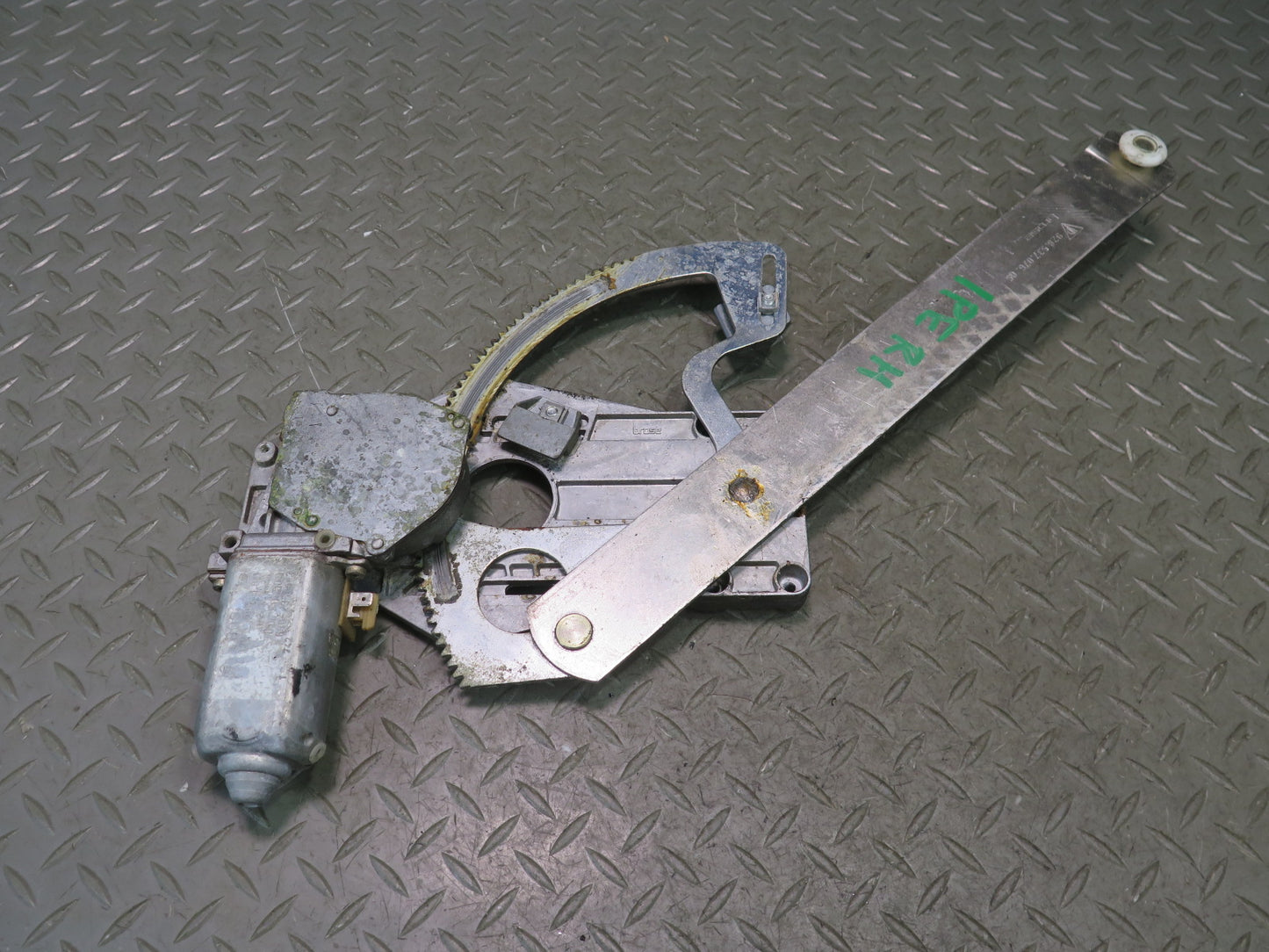 1984-1991 Porsche 928 Right Door Window Regulator w Motor