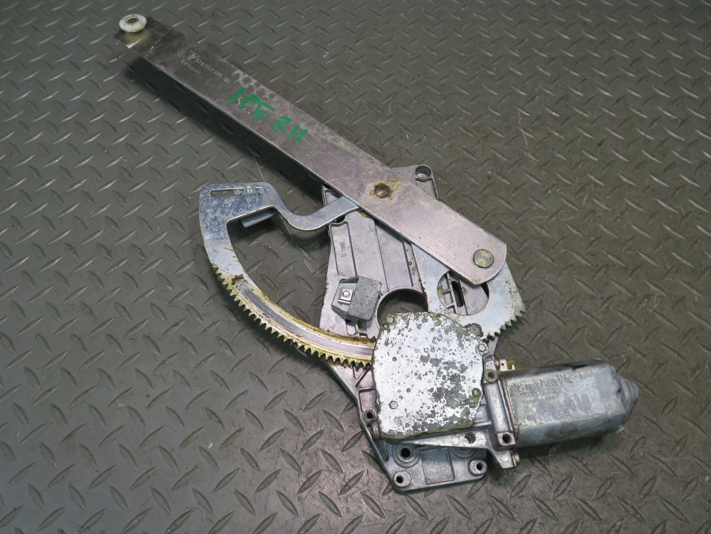 1984-1991 Porsche 928 Right Door Window Regulator w Motor