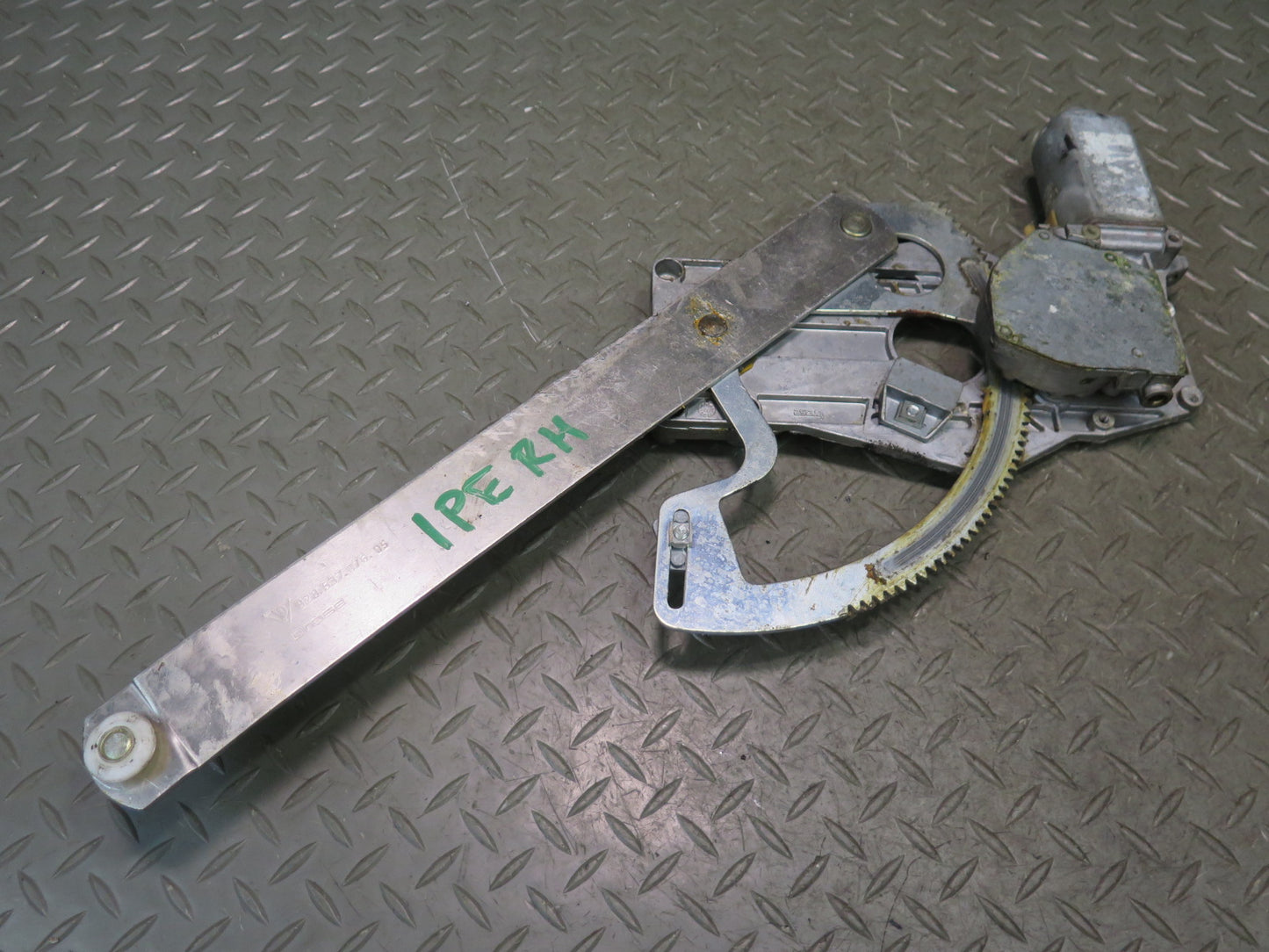 1984-1991 Porsche 928 Right Door Window Regulator w Motor
